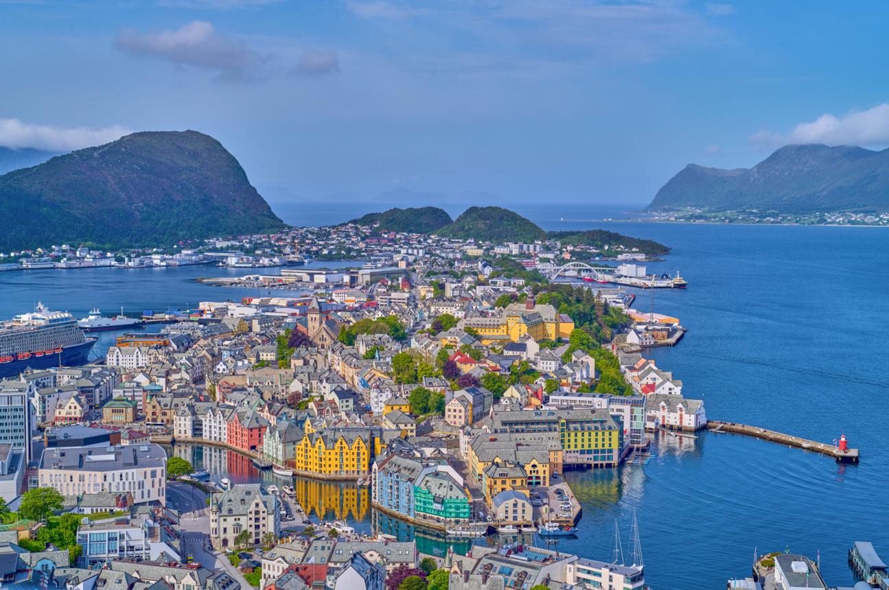 Ålesund, Norway – A Fairytale Coastal Town Surrounded by Fjords and Mountains