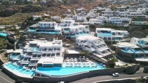 Cliffside Resorts in Greece – Luxury Stays Above the Aegean Sea