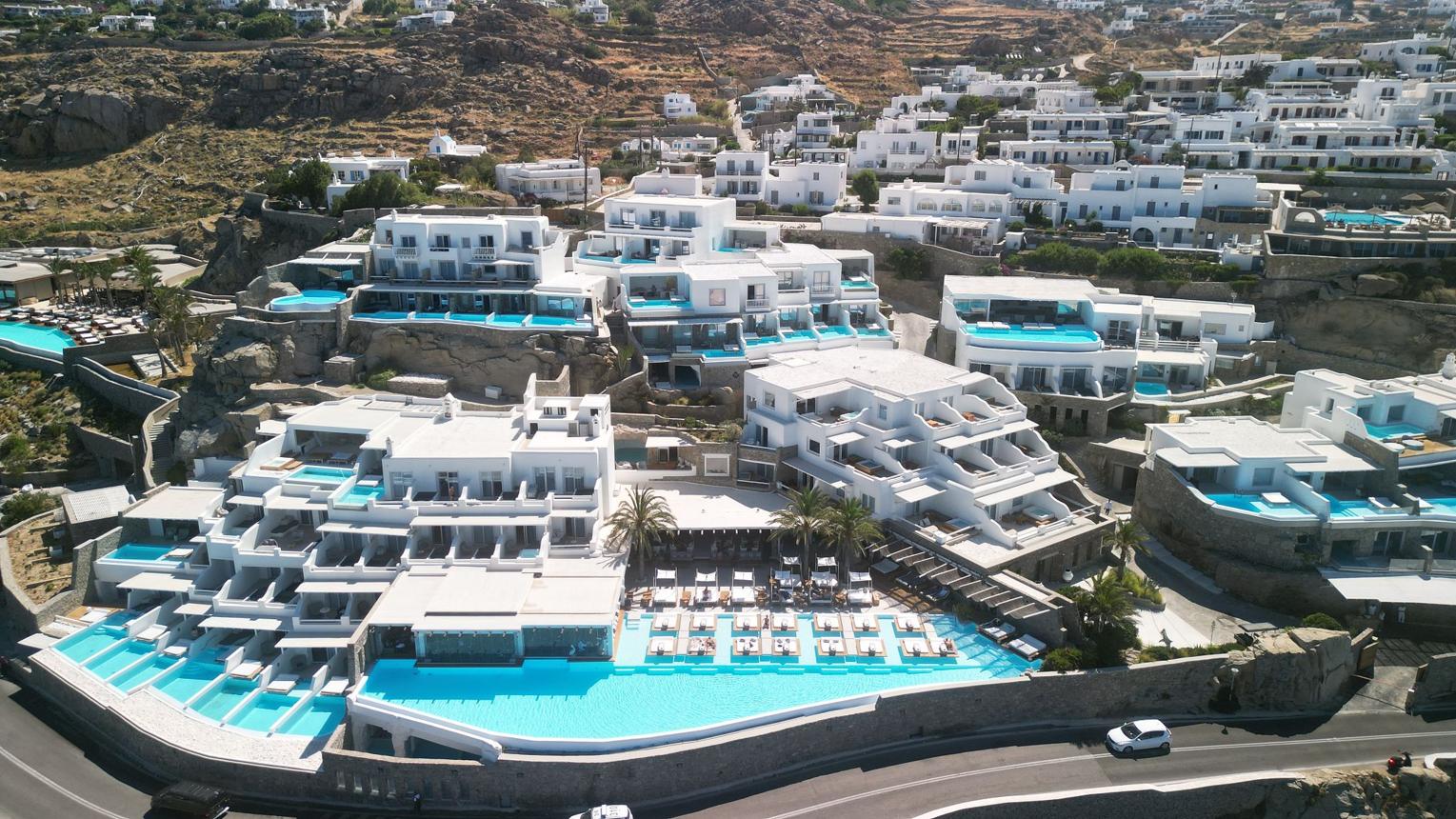Cliffside Resorts in Greece – Luxury Stays Above the Aegean Sea
