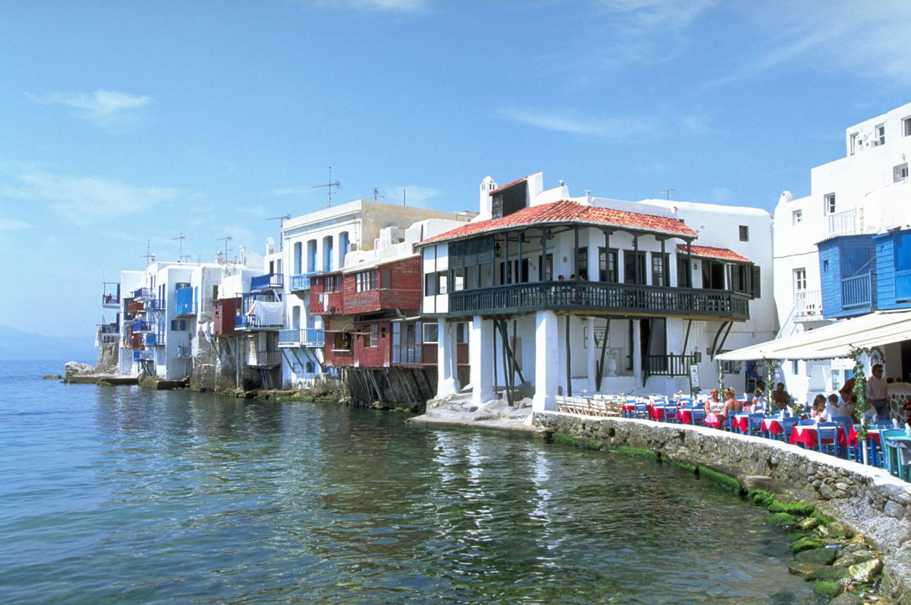 Mykonos Food Scene – Where Greek Island Flavor Meets Luxury Lifestyle
