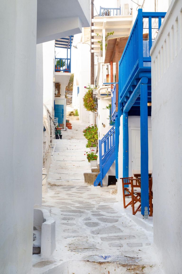 White Seaside Streets of Mykonos – The Timeless Charm of the Greek Islands