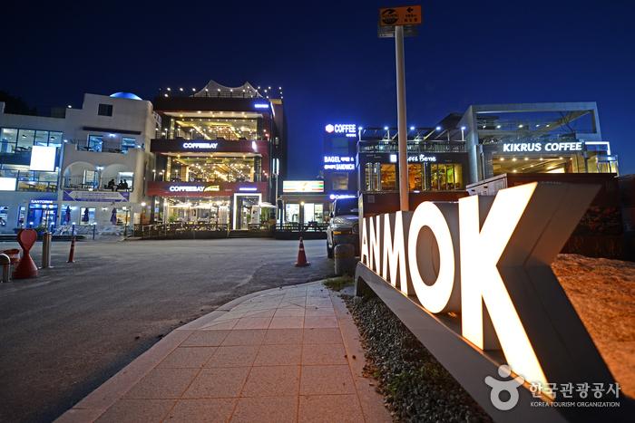 Anmok Coffee Street – Gangneung’s Oceanfront Coffee Culture Hub of Beachside Cafés, Roasting Heritage, Sunrise Views, and Coastal Lifestyle Energy