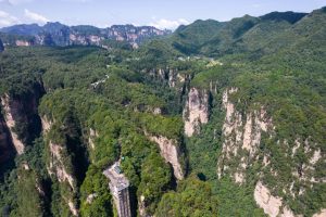 Bailong Elevator – The World’s Tallest Outdoor Glass Elevator Built on a Vertical Cliff in Zhangjiajie