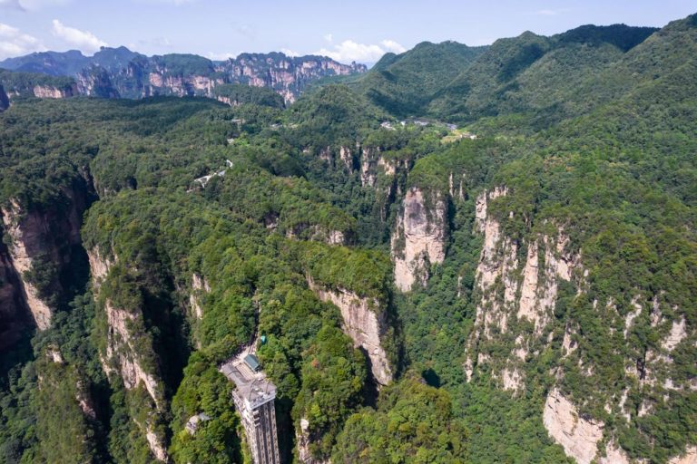 Bailong Elevator – The World’s Tallest Outdoor Glass Elevator Built on a Vertical Cliff in Zhangjiajie