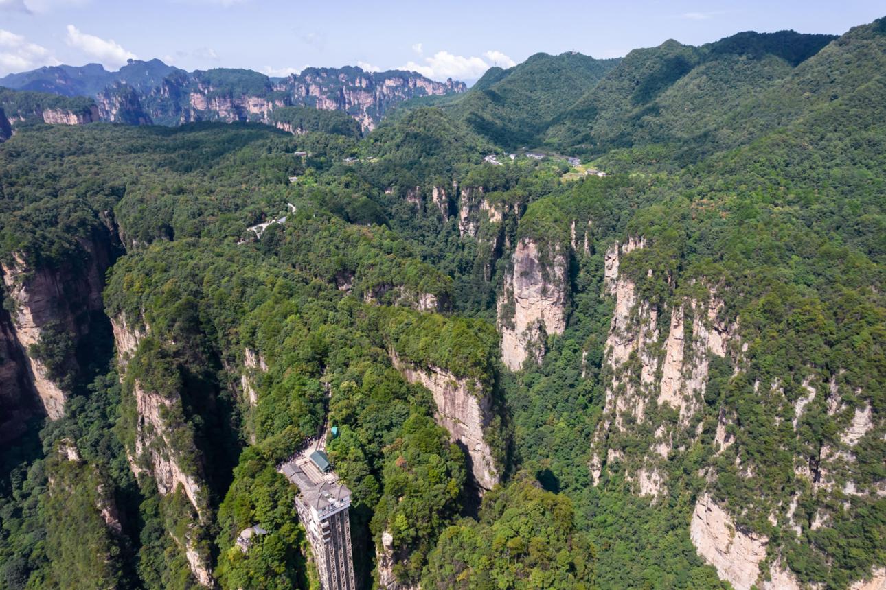 Bailong Elevator – The World’s Tallest Outdoor Glass Elevator Built on a Vertical Cliff in Zhangjiajie