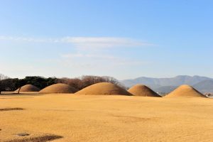 Daereungwon Tomb Complex – Gyeongju’s Ancient Royal Burial Grounds of Giant Earth Mounds, Silla Dynasty Kings, and Timeless Archaeological Heritage