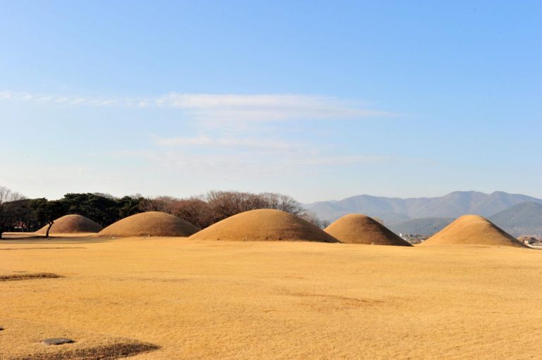 Daereungwon Tomb Complex – Gyeongju’s Ancient Royal Burial Grounds of Giant Earth Mounds, Silla Dynasty Kings, and Timeless Archaeological Heritage