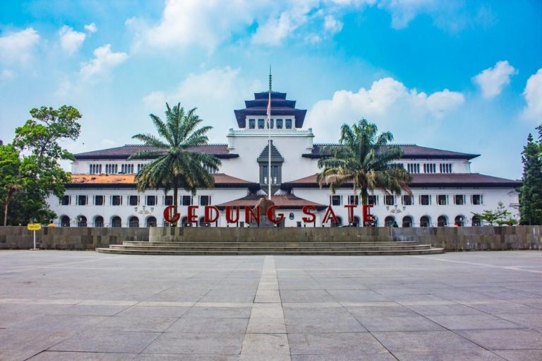 Gedung Sate – Bandung’s Iconic Landmark Blending History, Architecture & Culture