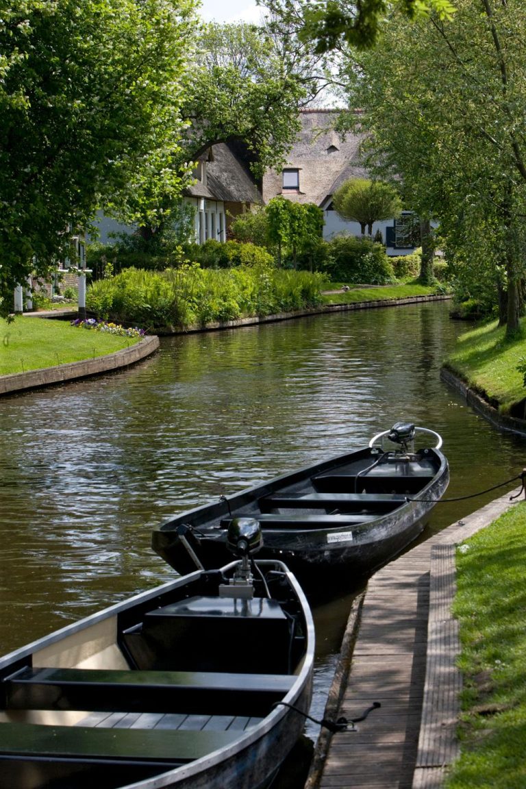 Giethoorn Travel Guide – The Dutch Village Where Roads Disappear and Canals Tell the Story