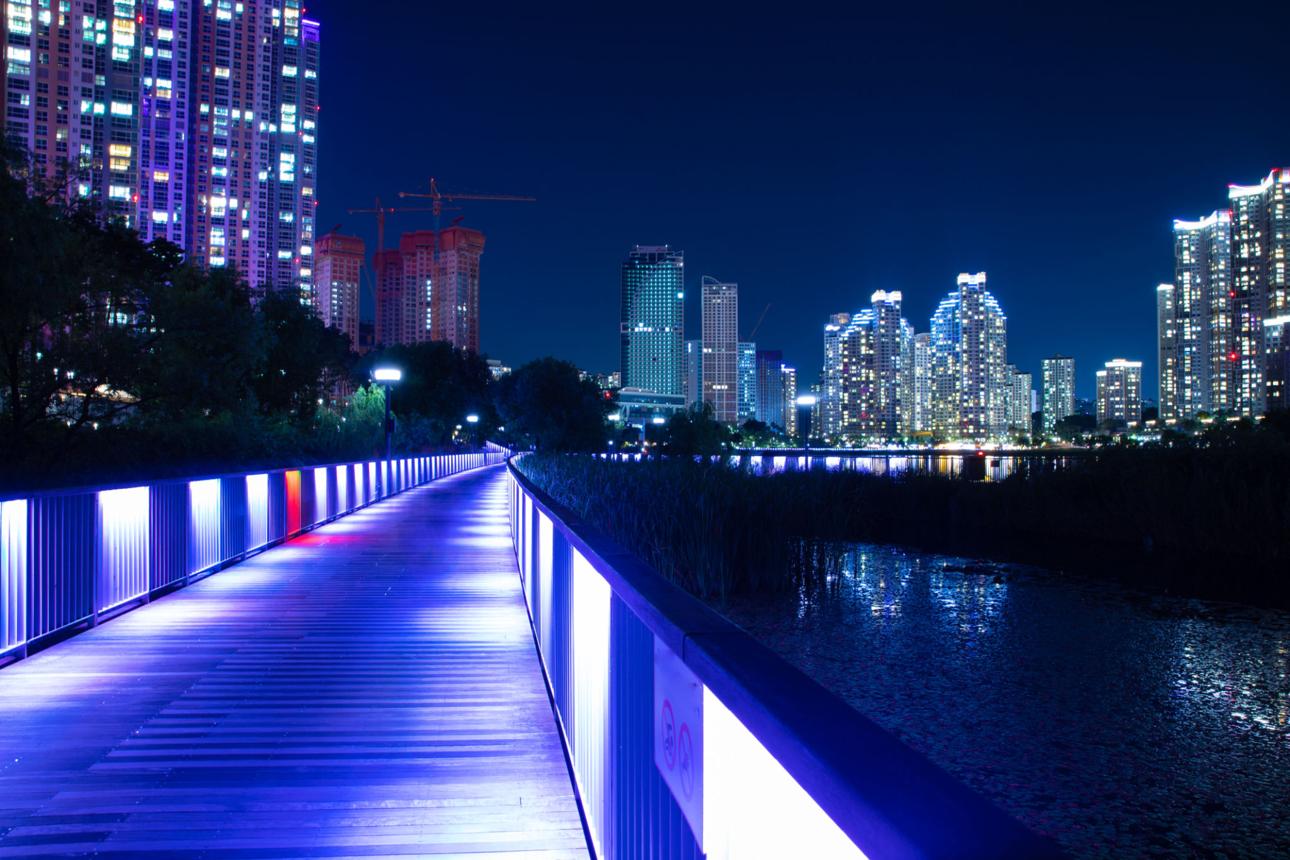 Gwanggyo Lake Park – Suwon’s Futuristic Lakeside Park of Urban Nature, Nightlight Reflections, Eco Design, and Modern City Harmony