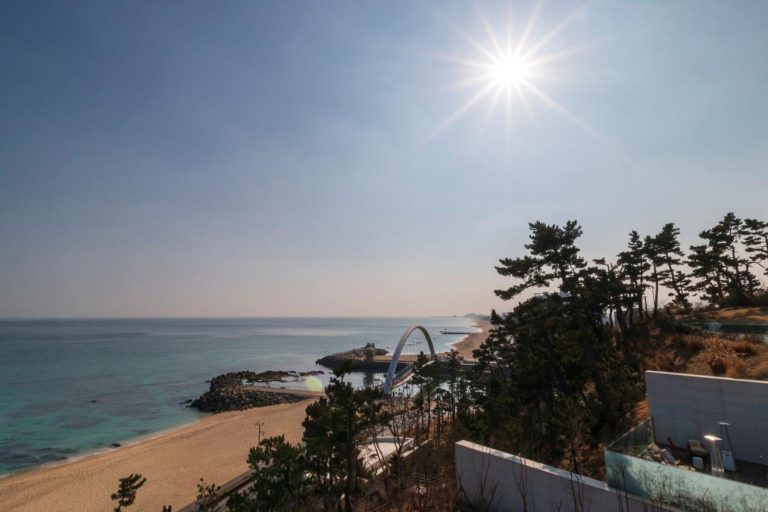 Gyeongpo Beach – Gangneung’s Coastal Paradise of Emerald Waters, Sunrise Reflections, Pine Forest Coastline, and Romantic East Sea Atmosphere