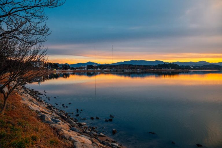 Gyeongpo Lake – Gangneung’s Tranquil Waterscape of Mirror-Like Reflections, Cherry Blossom Seasons, Lakeside Walkways, and East Sea Coastal Harmony