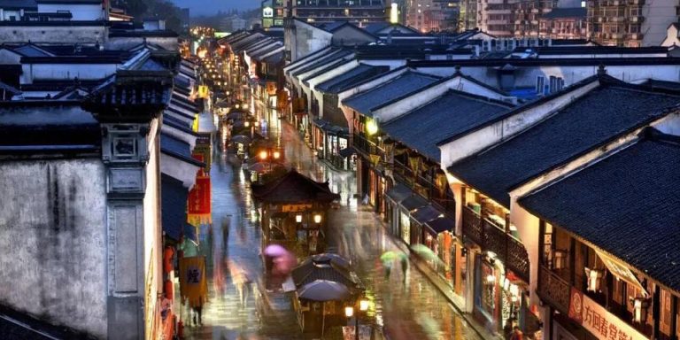 Hefang Street – Hangzhou’s Timeless Ancient Commercial Street of Culture, Food, and Night Life