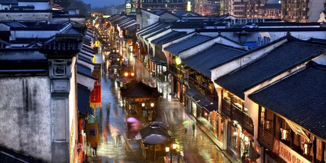 Hefang Street – Hangzhou’s Timeless Ancient Commercial Street of Culture, Food, and Night Life