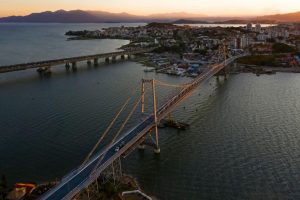 Hercílio Luz Bridge – Florianópolis' Iconic Landmark of History and Engineering