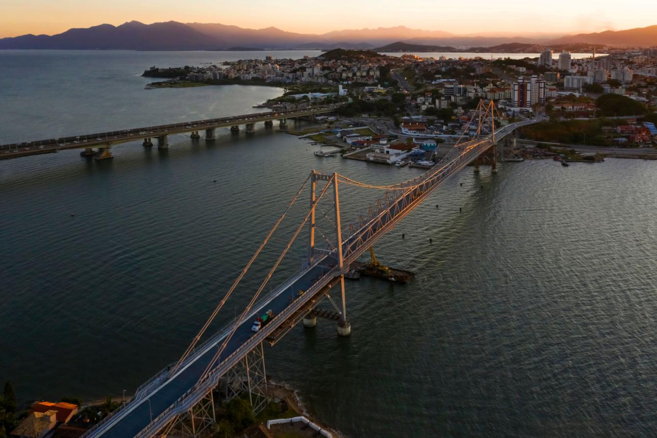 Hercílio Luz Bridge – Florianópolis' Iconic Landmark of History and Engineering