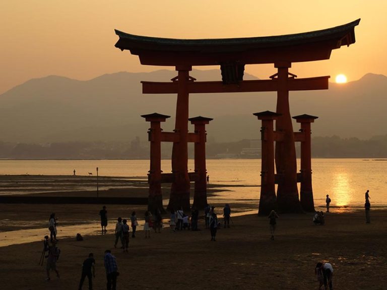 Itsukushima Shrine – Japan’s Iconic Floating Shrine of Miyajima