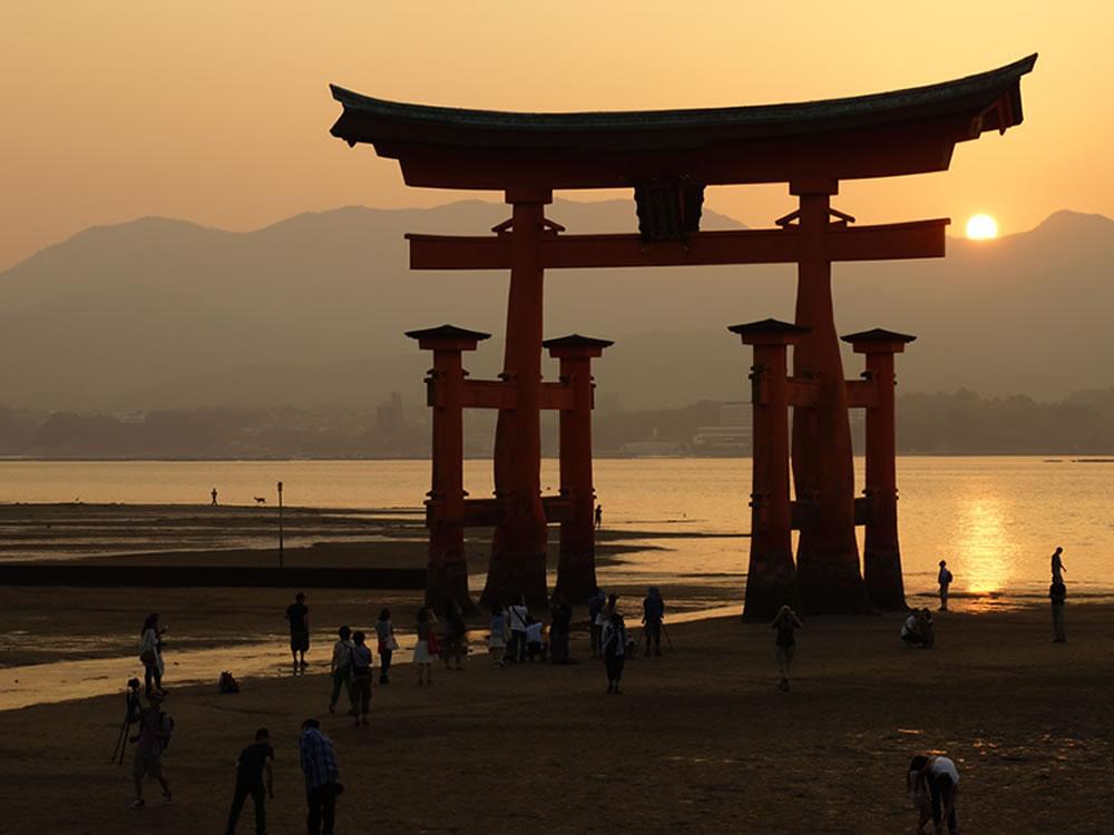 Itsukushima Shrine – Japan’s Iconic Floating Shrine of Miyajima