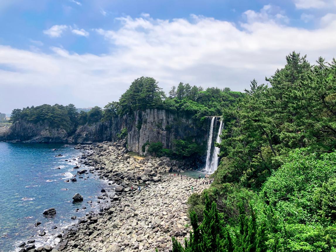 Jeongbang Waterfall – Jeju’s Rare Ocean-Flowing Waterfall of Coastal Beauty, Cliffside Power, and Natural Harmony