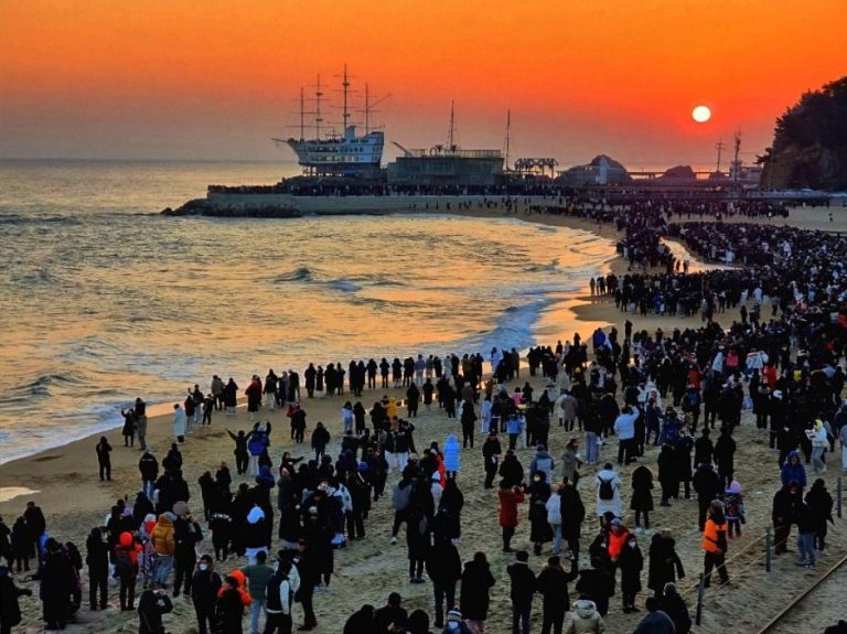 Jeongdongjin Beach – Korea’s Iconic Sunrise Coast of Railway Romance, Golden Horizon Views, Coastal Train Station, and East Sea Timeless Beauty