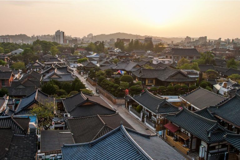 Jeonju Hanok Village – Korea’s Living Heritage District of Traditional Houses, Cultural Streets, Hanbok Experience, and Timeless Korean Atmosphere