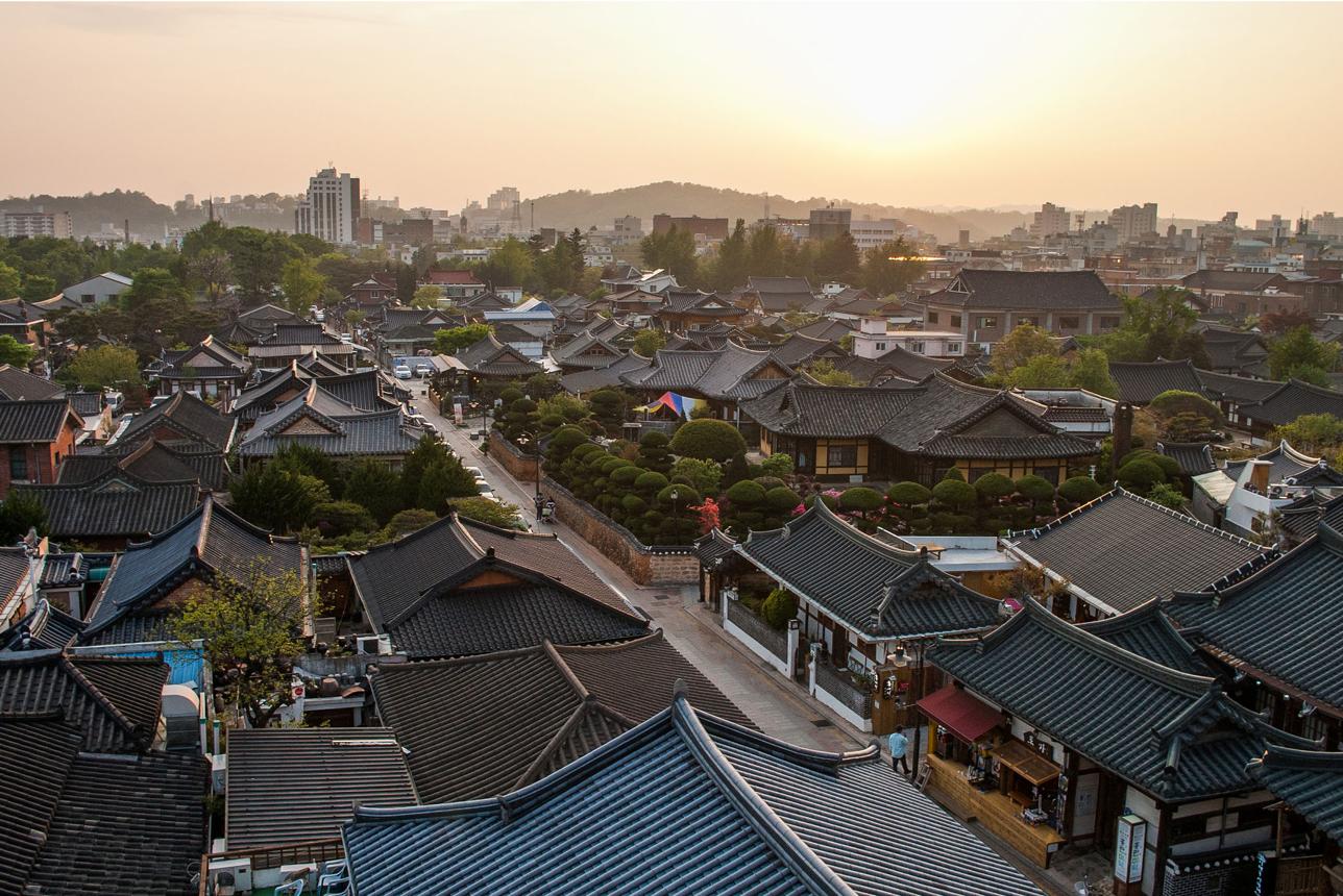 Jeonju Hanok Village – Korea’s Living Heritage District of Traditional Houses, Cultural Streets, Hanbok Experience, and Timeless Korean Atmosphere