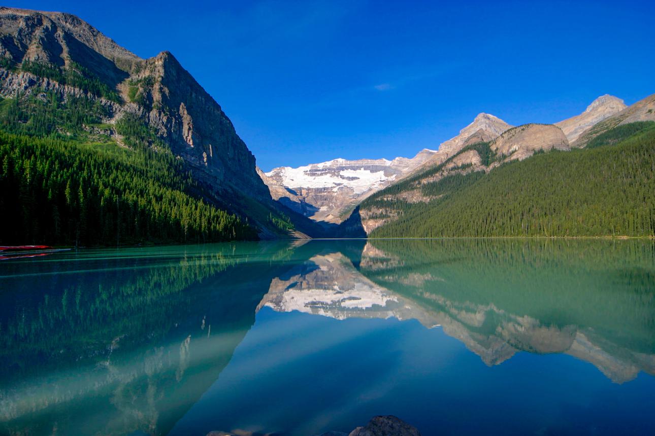 Lake Louise – The Turquoise Jewel of the Canadian Rockies That Looks Too Beautiful to Be Real
