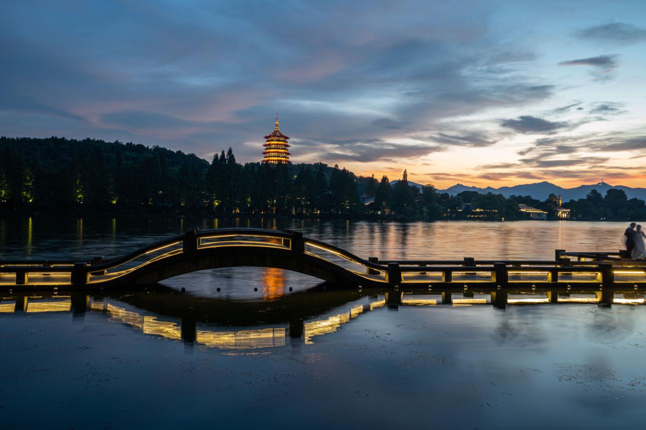 Leifeng Pagoda – Hangzhou’s Legendary Golden Tower of Romance, History, and West Lake Views