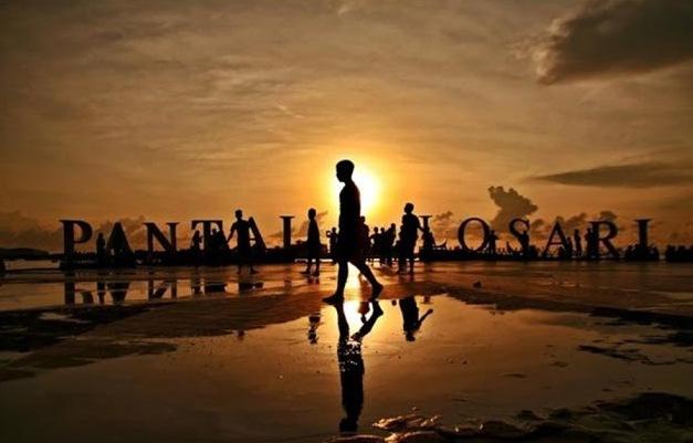 Losari Beach – Makassar’s Stunning Waterfront Destination for Sunsets & Local Culture