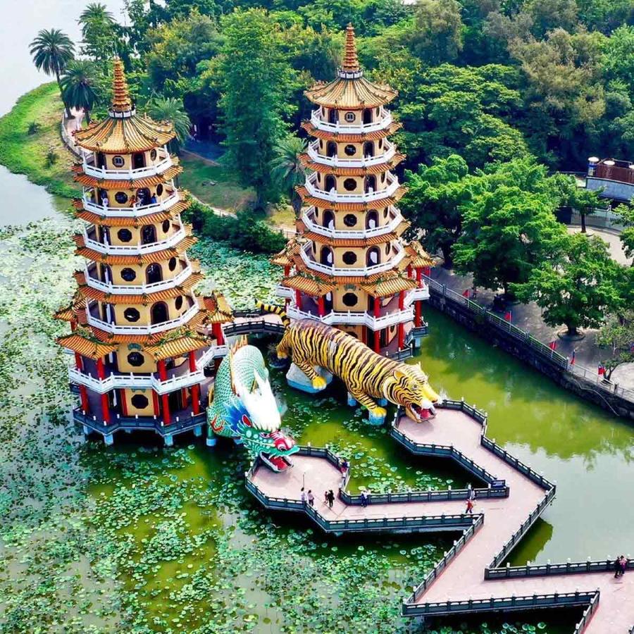 Lotus Pond – Kaohsiung’s Enchanting Lake of Temples, Dragons & Scenic Beauty