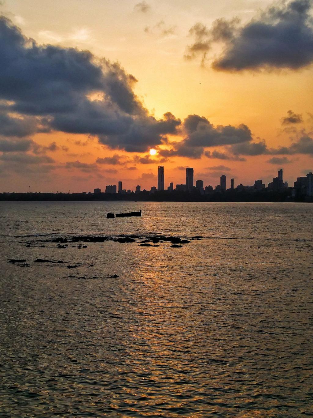 Marine Drive – Mumbai’s Iconic Seaside Boulevard and Queen’s Necklace