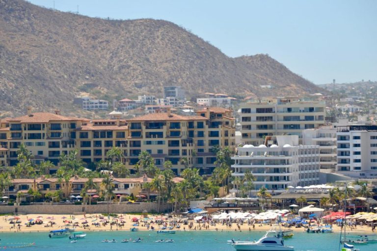 Medano Beach – Cabo's Vibrant Shoreline