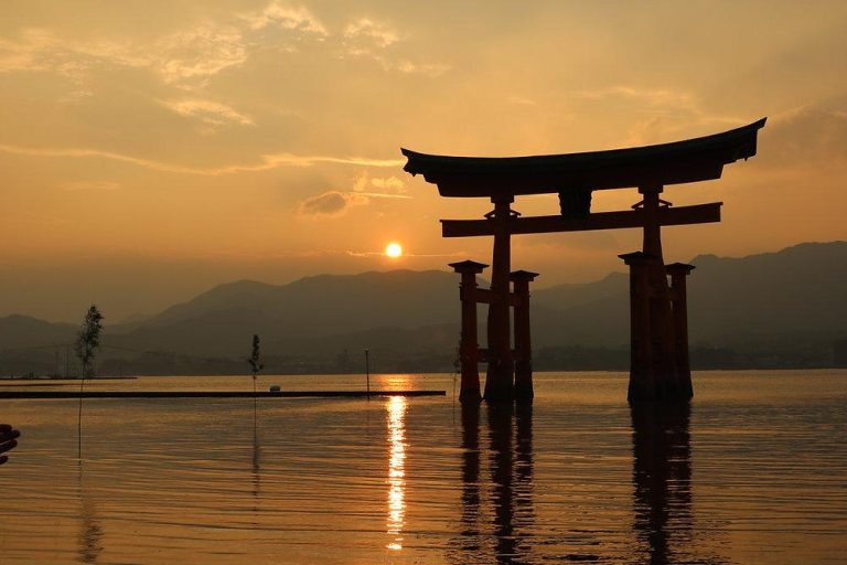 Miyajima Island (Itsukushima) – Japan’s Sacred Floating Torii Paradise