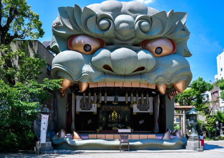 Namba Yasaka Shrine – Osaka’s Famous Lion Head Shrine