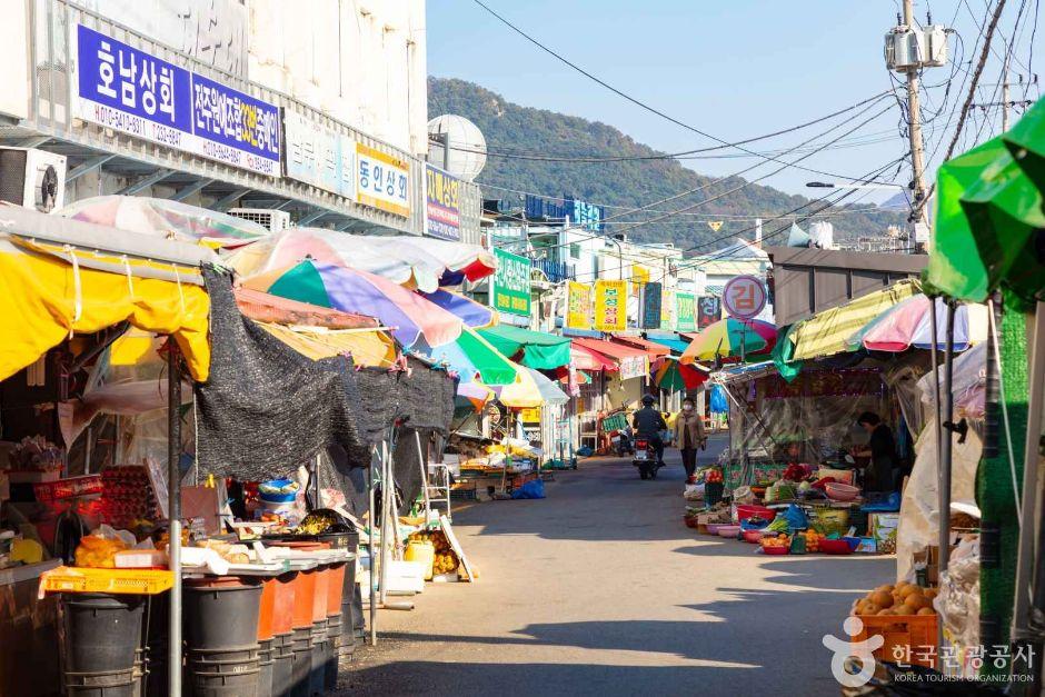 Nambu Market – Jeonju’s Traditional Street Market of Local Food Culture, Morning Commerce Energy, Vintage Goods, and Authentic Everyday Life Experience
