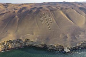 Paracas Candelabra – Peru’s Mysterious Desert Geoglyph Overlooking the Pacific