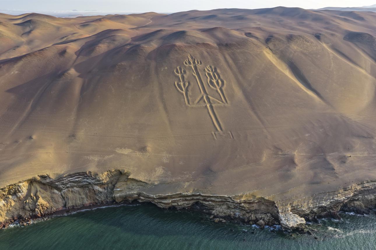 Paracas Candelabra – Peru’s Mysterious Desert Geoglyph Overlooking the Pacific