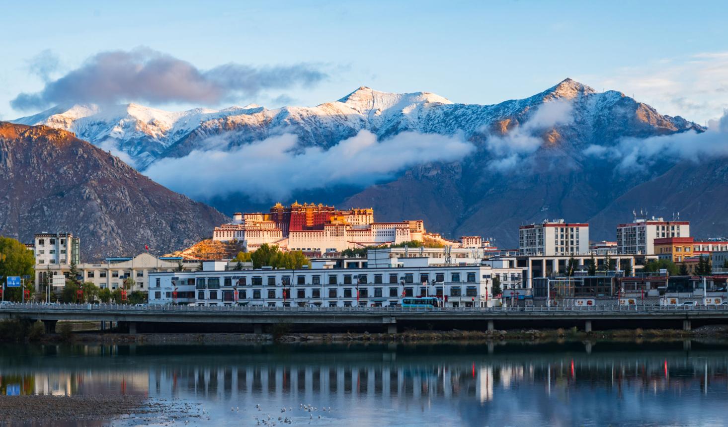 Potala Palace – The Majestic Himalayan Fortress Rising Above Lhasa and the Spiritual Heart of Tibet