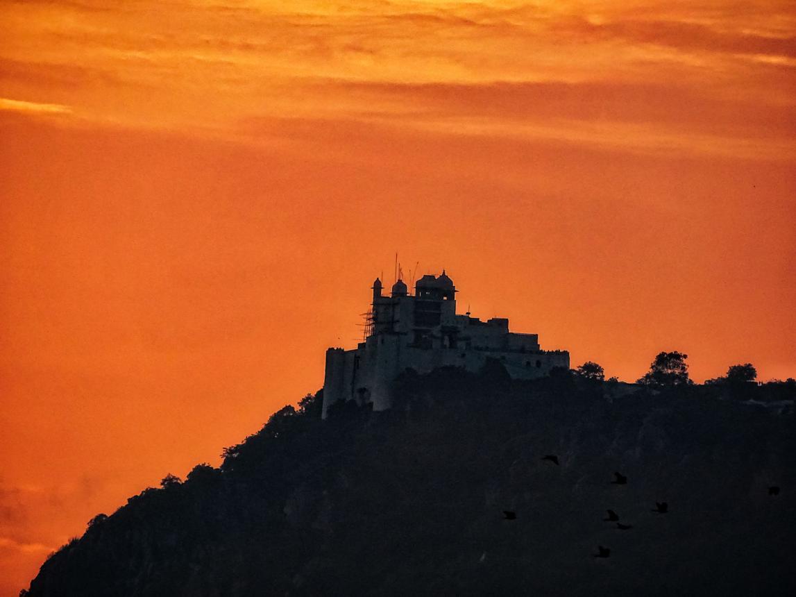 Sajjangarh Palace – The Majestic Monsoon Palace Overlooking Udaipur