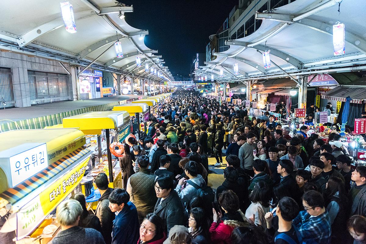 Seomun Market – Daegu’s Legendary Traditional Market of Street Food Culture, Textile Heritage, Night Market Energy, and Local Living Atmosphere