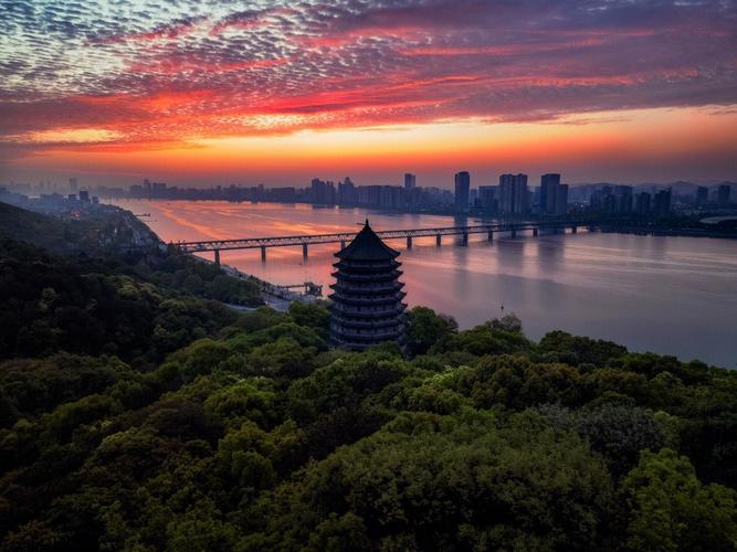 Six Harmonies Pagoda – Hangzhou’s Majestic Riverside Tower of Ancient Engineering and River Views