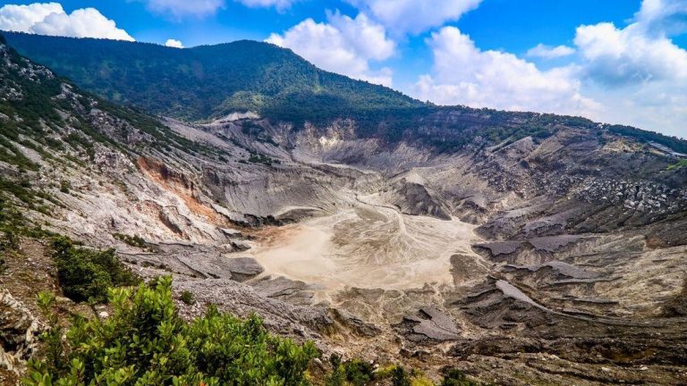 Tangkuban Perahu – Indonesia’s Legendary Volcano with Stunning Craters and Mountain Views