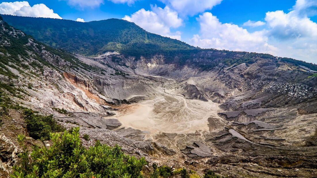 Tangkuban Perahu – Indonesia’s Legendary Volcano with Stunning Craters and Mountain Views
