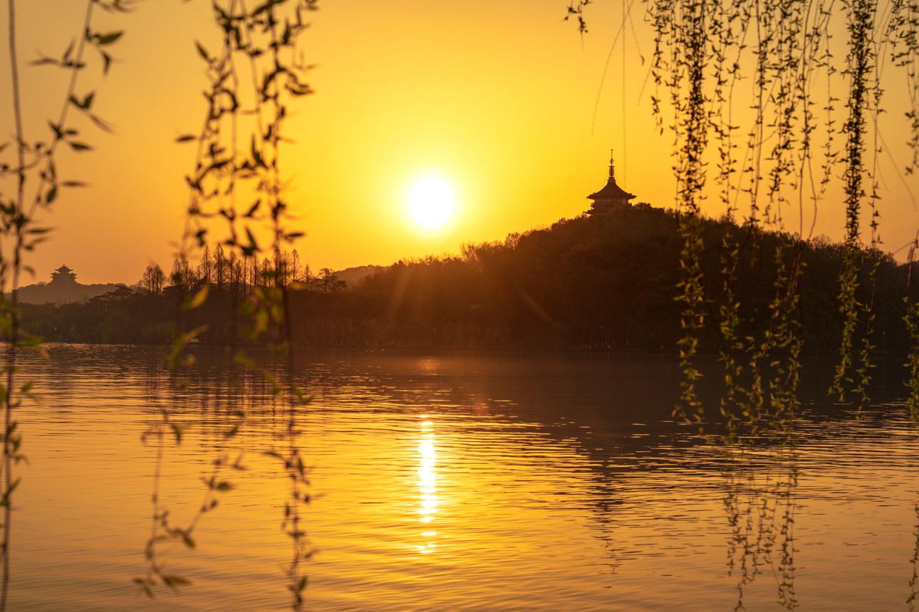 West Lake – Hangzhou’s Legendary UNESCO Beauty of Water, Mist & Romance