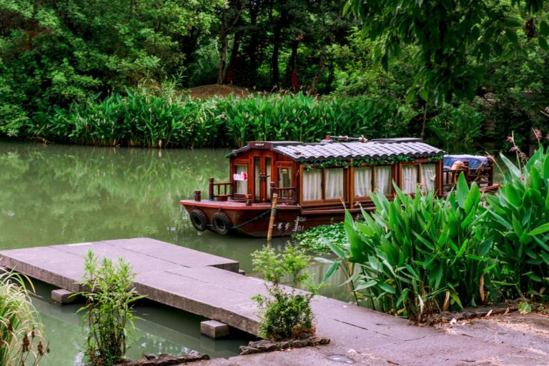 Xixi National Wetland Park – Hangzhou’s Hidden Green Paradise of Waterways, Mist, and Ecological Beauty