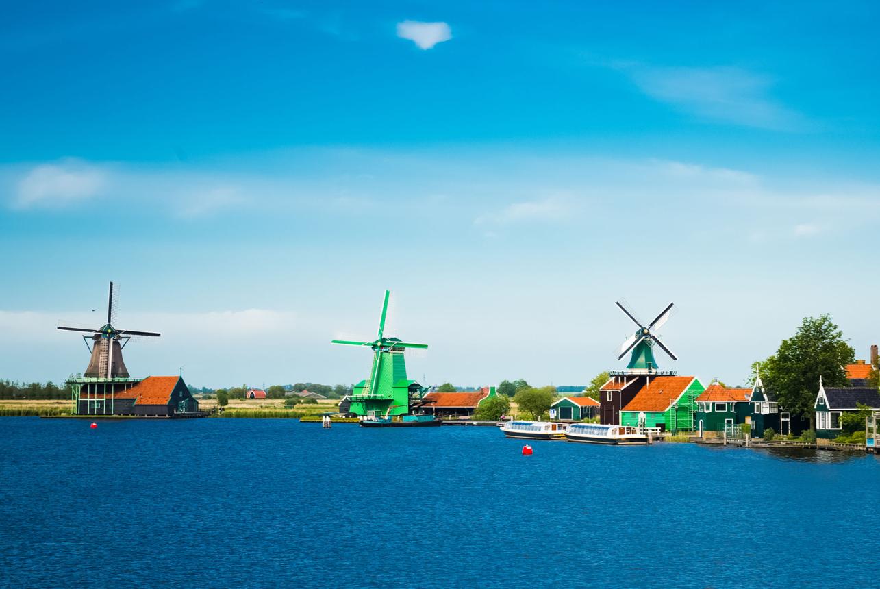 Zaanse Schans Travel Guide – Windmills, Wooden Clogs, and the Living Heritage of Old Holland
