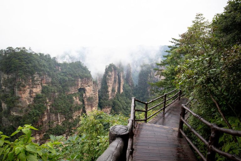Zhangjiajie National Forest Park – The Floating Mountain Wonderland That Inspired Avatar’s Hallelujah Mountains