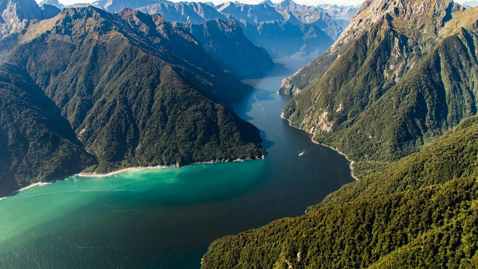 Milford Sound: Where Mountains Meet the Sea in New Zealand’s Ultimate Natural Wonder