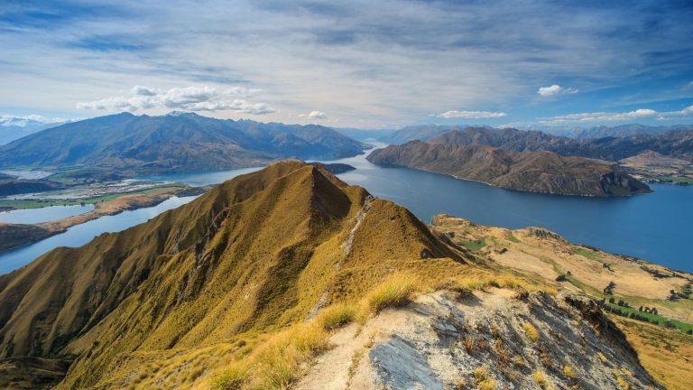 Roys Peak Track: Hike to One of New Zealand’s Most Iconic Viewpoints