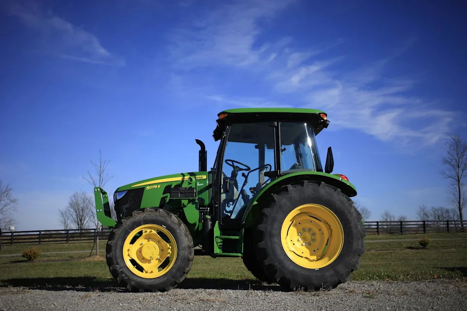 Deere Narrows Profit Outlook as Farm Recovery Seen in 2027